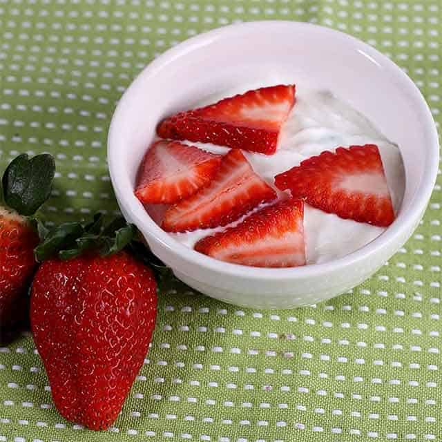 Greek yougurt and strawberries
