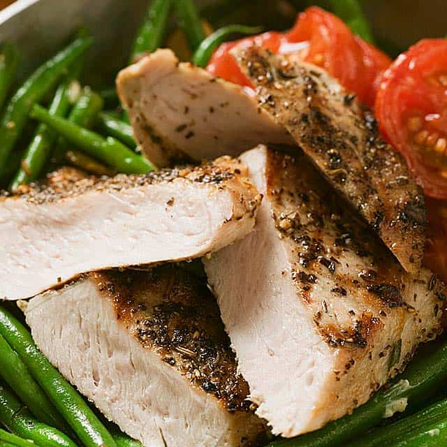 Grilled chicken, green beans and tomatoes